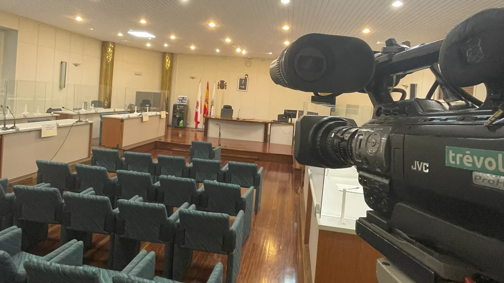 Grabación en cámara y retransmisión de señal en un juicio con jurado popular
