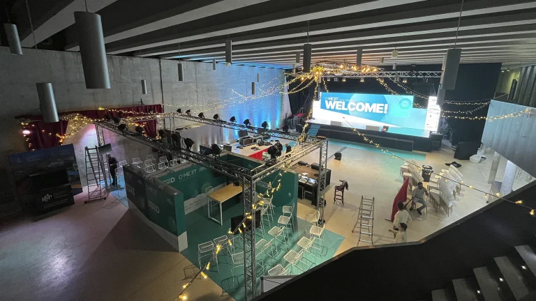 Localización de espacios para eventos presenciales e híbridos en Santander y Cantabria