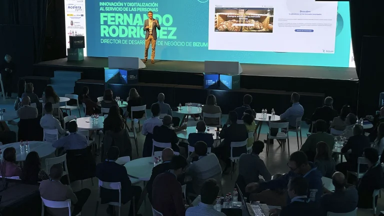 Organización y dirección técnica de evento híbrido en Santander. Sonido, imagen e iluminación para congresos.