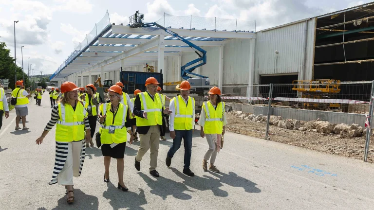 Cobertura de acto de anuncio de inversión en la planta de James Hardie en Orejo