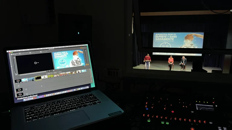 Realización de vídeo y control del gestor de contenidos de la pantalla de proyección del escenario