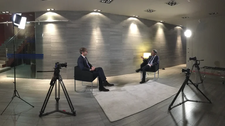 Grabación de entrevista a varias camaras en sede de CEOE – Cepyme Cantabria